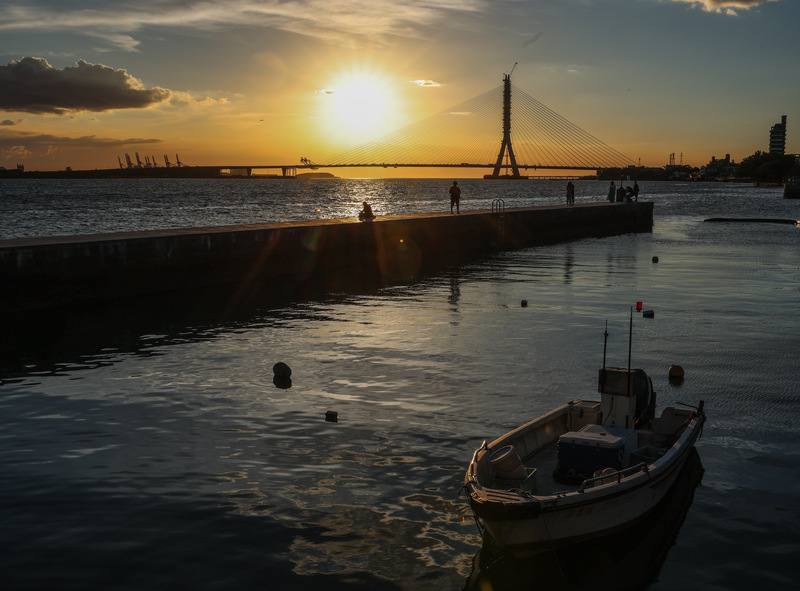 淡江大橋明年即將通車，公路局17日透露當初設計團隊模擬12處淡水河畔觀賞夕陽景點，確保無論春夏秋冬，橋梁都能與淡水夕照相融，成為動人畫面。設計上刻意將主橋塔偏向淡水側，不僅保留了日落之美，也因此造就全球最大跨距的單塔不對稱斜張橋，展現工程與美學兼容的精神