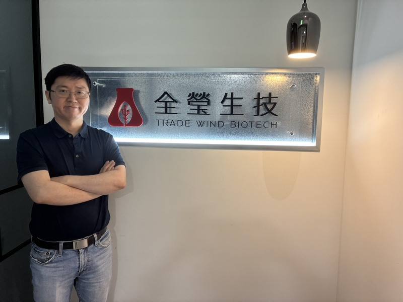 全瑩生技創辦人暨執行長張瑞仁運用合成生物學加上細胞編輯技術，製成天然蝦紅素