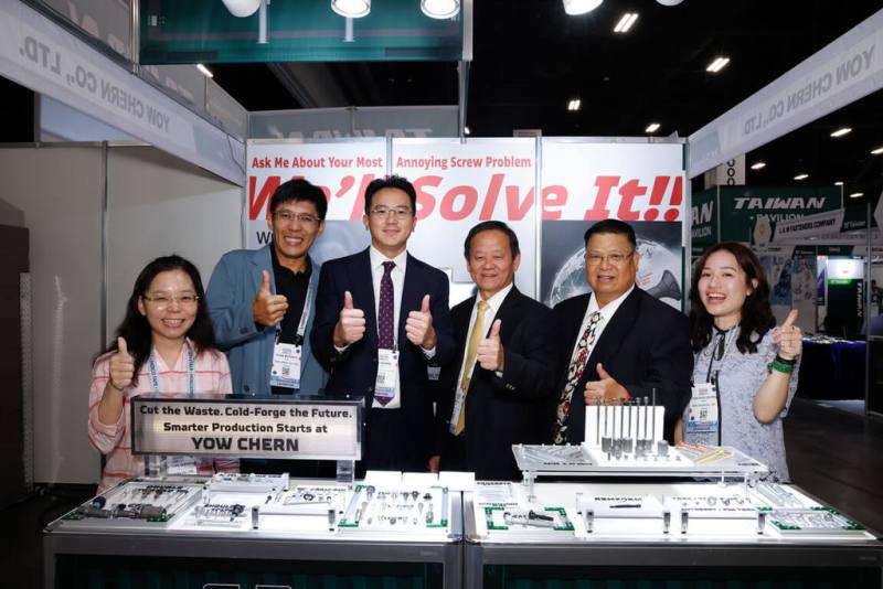 高雄市經發局與經濟部國貿署、螺絲公會合作，率高雄扣件業者進軍北美最大螺絲扣件展，並設置「台灣扣件形象館」專區，圖為經發局長廖泰翔（左3）與業者合影。（高雄市經發局提供）