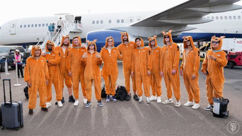 美國職棒大聯盟巨人隊「菜鳥日」17日登場，台灣旅美投手鄧愷威（左4）、韓國球星李政厚（右5）等新秀球員一同穿上美國卡通角色「史酷比」服裝亮相。（圖取自x.com/SFGiants）