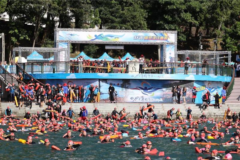 日月潭國際萬人泳渡28日登場，恰逢教師節連假，公路局提醒，28日當天勢必有相當多人潮。（中央社檔案照片）