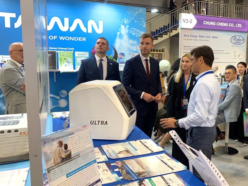 今年共有8家台灣廠商參加「波羅的海生命科學展」，涵蓋醫藥品、精準診斷儀器、先進生物材料及消費者健康與保健產品等4大領域，立陶宛經濟與創新部次長斯塔修凱蒂斯（左2）也前來台灣館參觀