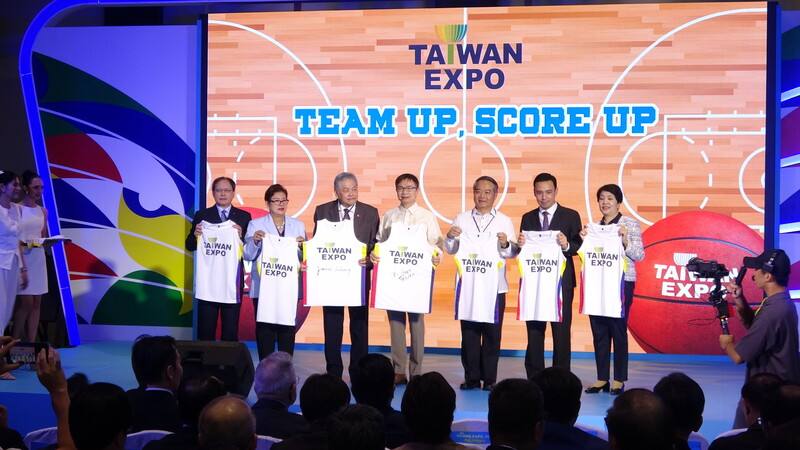 為期3天的「2025年菲律賓台灣形象展」17日在馬尼拉登場，外貿協會董事長黃志芳（中）與其他貴賓展示籃球球衣，象徵台菲以籃球團隊精神攜手合作