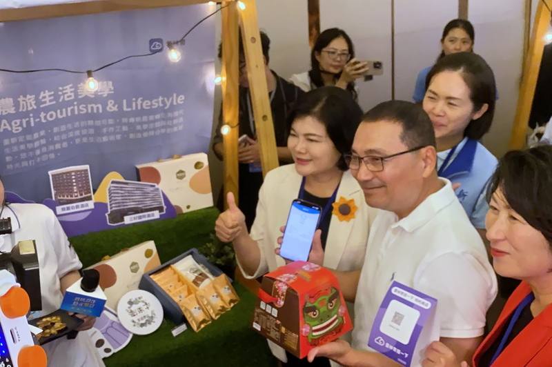 台東縣長饒慶鈴（前右起）、新北市長侯友宜、雲林縣長張麗善，18日在新北市府宣布3縣市的城市幣，跨域互通，並在攤位上採購試用後合影