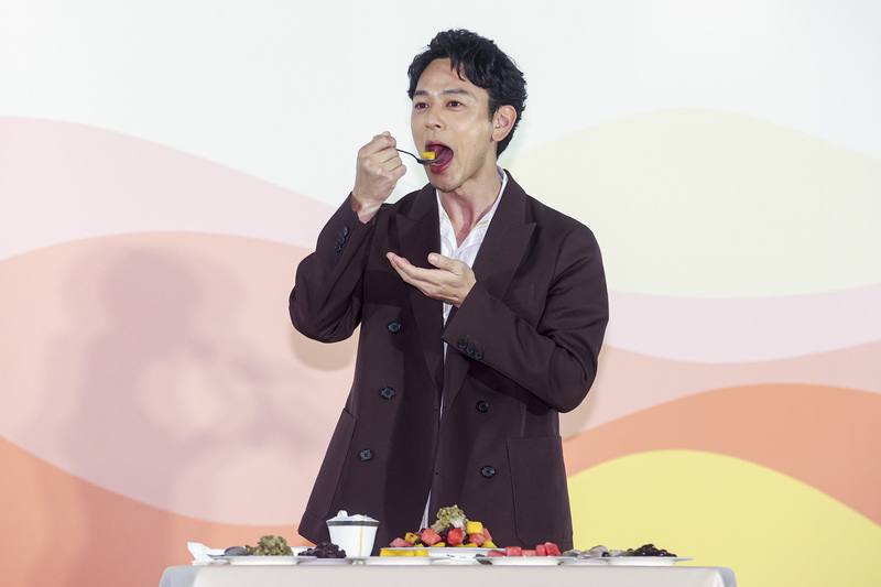 交通部觀光署17日舉行記者會，宣布「日本國民男神」妻夫木聰（圖）再度擔任日本市場代言人，圖為妻夫木聰在記者會上大啖自製刨冰，向眾人推薦台灣美味