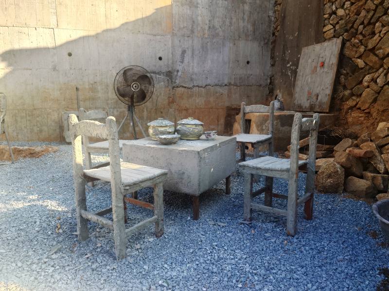 馬祖南竿鄉復興村大澳老街一處閒置空地經整理後，放上刷上水泥的舊物件，營造出以灰色為基調的日系「侘寂」風格。牛角社區發展協會希望以此象徵「家」的記憶