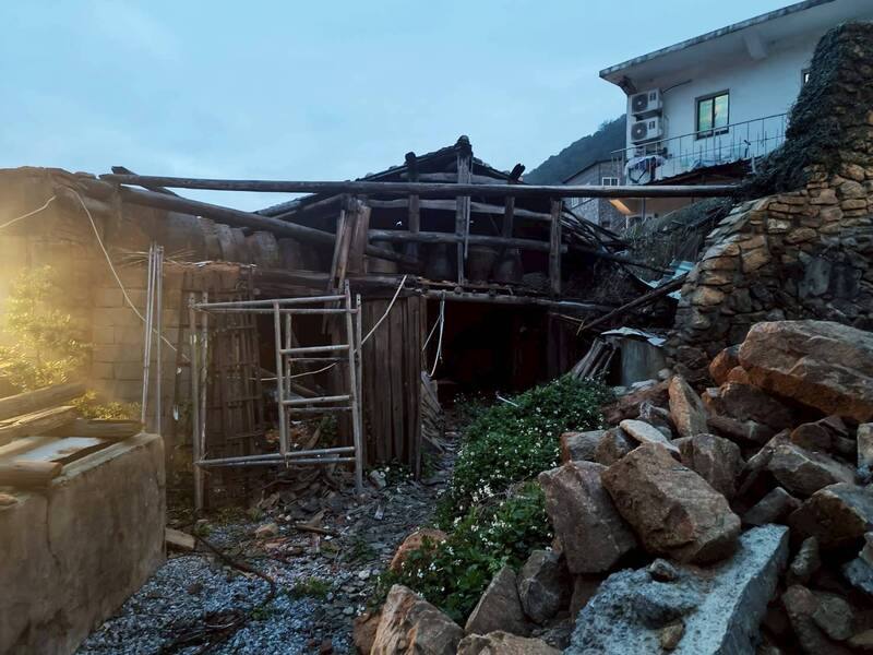 馬祖南竿鄉復興村大澳老街一處閒置空地原為蝦油工廠，因久無人居，木造建築倒塌後，經屋主同意提供給牛角社區發展協會再利用，但幾年過去，被人堆積碎石與物品，環境雜亂。（劉梅玉提供）