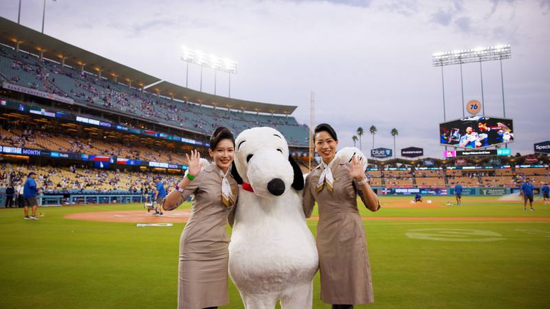 台灣星宇航空贊助美國職棒洛杉磯道奇隊，邀請卡通人物史努比開球，空服員一起登場