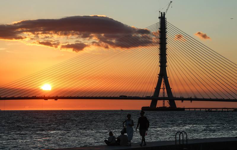 淡江大橋即將在明年通車，外界擔心影響淡水的夕陽美景。交通部公路局17日表示，當時會選擇單塔不對稱斜張橋的橋型設計，已經考量淡水夕照可以跟淡江大橋完美融合