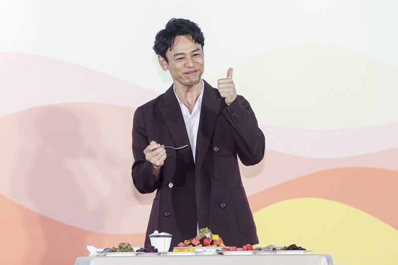 「日本國民男神」妻夫木聰（圖）再度擔任交通部觀光署日本市場代言人，他17日在記者會上大力推薦台灣刨冰以及他最愛的各式配料