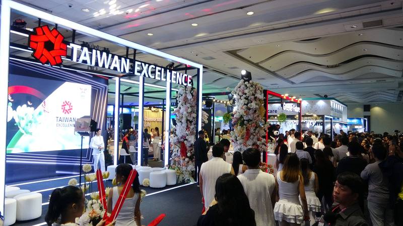 為期3天的「2025年菲律賓台灣形象展」17日在馬尼拉登場，民眾參觀踴躍，場面熱烈