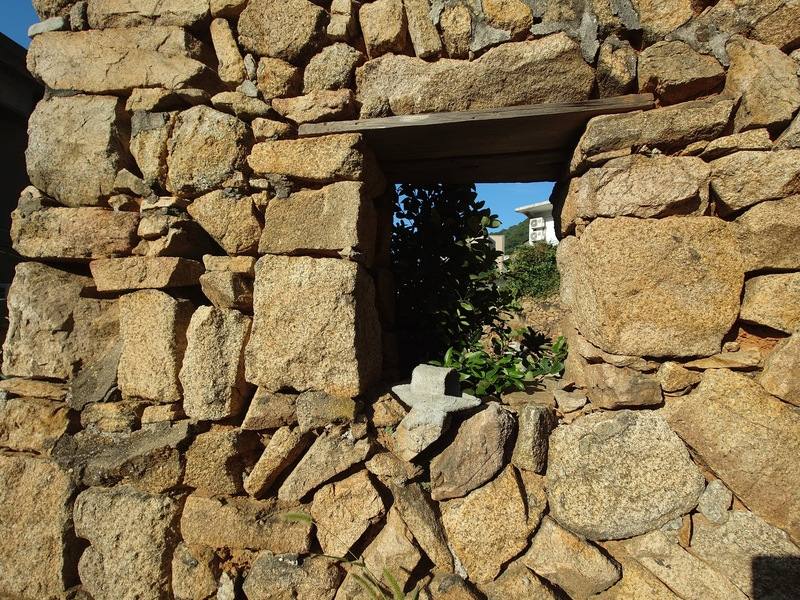 藝術家與馬祖在地志工整理、活化南竿鄉復興村大澳老街一處原為蝦油工廠的閒置空間，毛氈藝術家林美玲恰巧於製作期間造訪，在窗邊留下了招牌的小船，成為令人驚喜的「彩蛋」