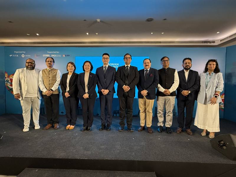 2025年印度台灣形象展將在新德里舉行，中華民國對外貿易發展協會市場拓展處副處長鄭凱仁（左5）表示，展會4大主軸與印度重大政策相映