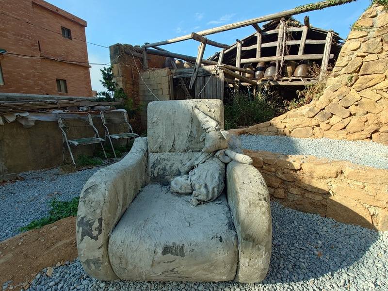 馬祖南竿鄉復興村大澳老街一處閒置空地，經過藝術家與在地志工的巧手整理後，仍可看出當年蝦油工廠的房屋格局，團隊以物件表達「客廳」、「臥房」、「廚房」等，象徵家的記憶