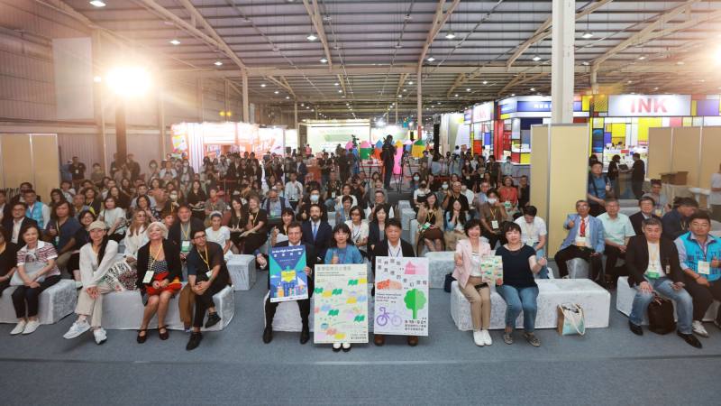 第1屆臺灣國際兒少書展18日開幕，文化部政務次長李靜慧、臺中市政府文化局副局長曾能汀、義大利辦事處代表龍博文及參展出版業者等合影