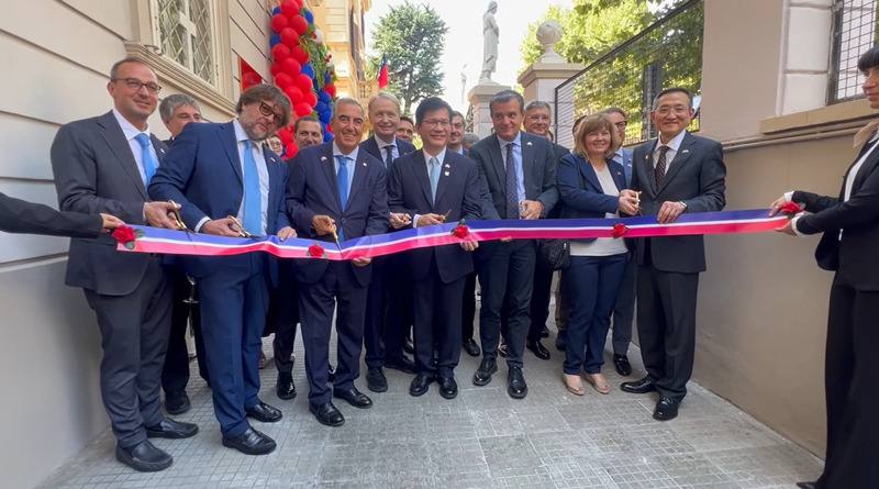 外交部長林佳龍17日出席駐義代表處整修竣工典禮，與10多位義大利國會議員舉行剪綵儀式。