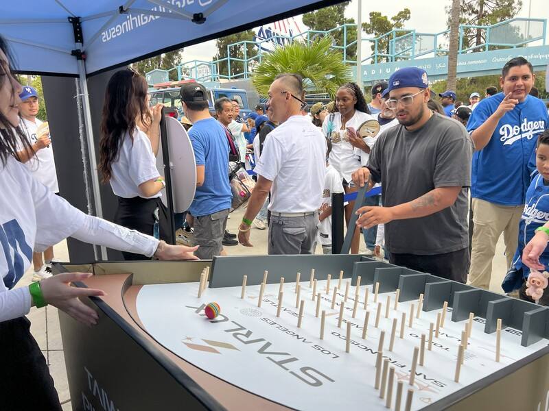 台灣星宇航空贊助美國職棒洛杉磯道奇隊，把台灣夜市常見的彈珠台搬到球賽現場與球迷互動