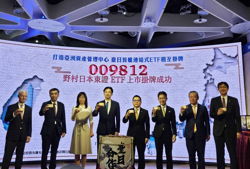 From right: Japan-Taiwan Exchange Association Taipei Office Deputy Representative Kawai Gen, Nomura Asset Management Senior Corporate Managing Director Suzuki Nobuo, Tokyo Stock Exchange President Iwanaga Moriyuki, Taiwan Stock Exchange Chairman Sherman L