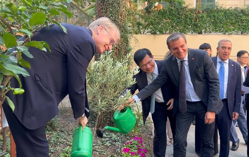 外交部長林佳龍（中）與「台義國會議員友好協會」主席、參議員馬蘭（左）17日在駐義代表處一起種植灌溉一棵小樹，象徵台義友情將不斷茁壯成長