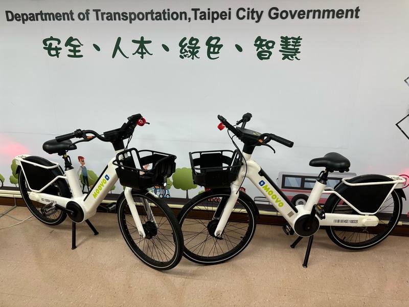 台北市交通局攜手MOOVO，18日起試辦無樁式共享自行車，初步先投放30輛在捷運大安站、信義安和站及大安森林公園站周邊，以電子圍籬技術管理，僅限定在大安區租還，避免管理困難