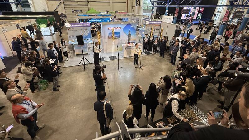 「波羅的海生命科學展」17日於立陶宛維爾紐斯揭幕，今年台灣再次以規模最大、參展商最多的國家館亮相，展館位於展場中央。圖為駐立陶宛代表王雪虹於開幕儀式致詞