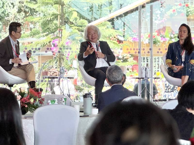 世界設計商業論壇18日在新加坡登場，「看見台灣基金會」執行長陳文堂（中）出席