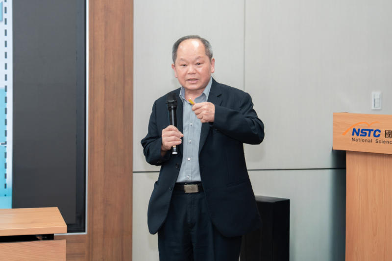 經濟部產業技術司周崇斌副司長於會中報告「矽光子研發成果與未來規劃」，表示經濟部鼓勵業者投入材料與設備開發，促進供需雙方共同提案，補足研發缺口