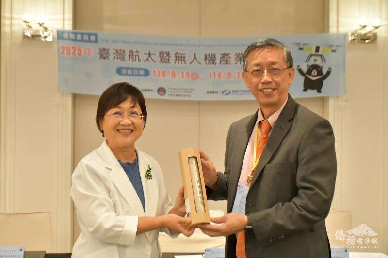 僑委會委員長徐佳青贈送紀念品予團長潘為雄