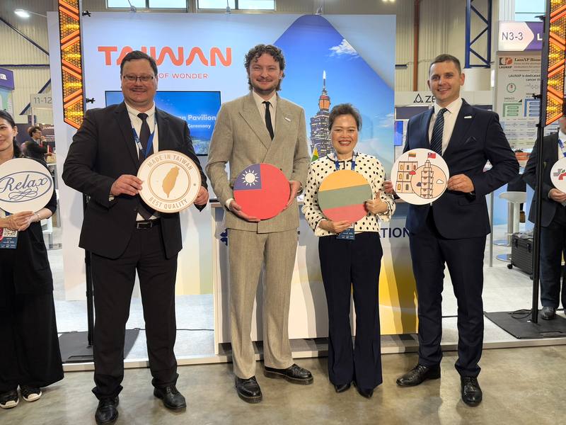 立陶宛衛生部副部長瑙莫瓦斯（左2）、創新署創新發展組長蘇維拉斯（右）、生物科技協會會長安德烈奧斯卡斯（左）與駐立陶宛代表王雪虹（右2），於台灣館開幕儀式後合影