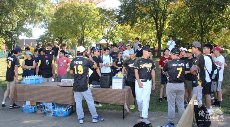 壘球社長彭建中講解比賽規則