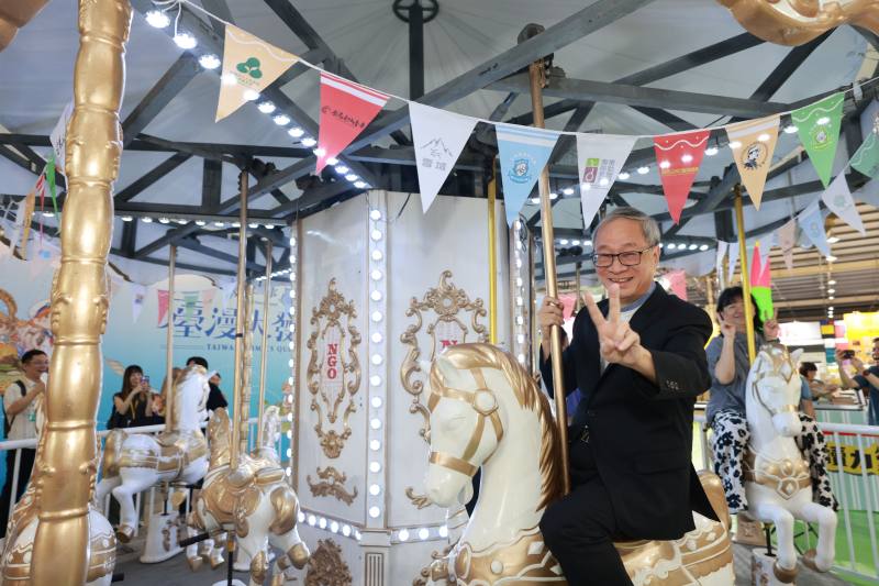 公民書區「獨字樂園PLUS」與15家獨立書店合作，精選百種以上書目集結成「選書手冊」，更將充氣溜滑梯、旋轉木馬等搬進書展會場，文化部長李遠幫孩子們搶先測試