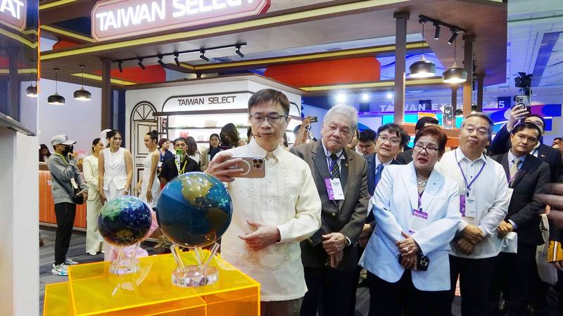 為期3天的「2025年菲律賓台灣形象展」17日在馬尼拉登場，外貿協會董事長黃志芳（前）及來賓們參觀攤位