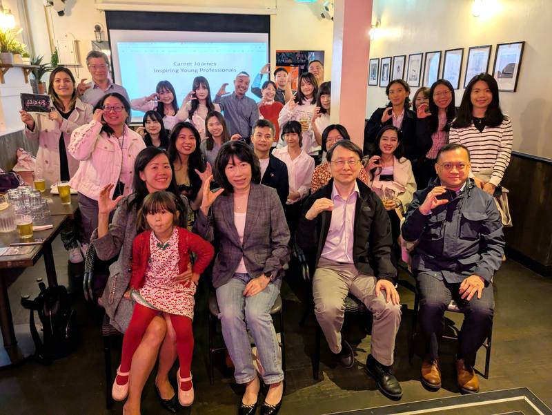 政治大學2027年迎接百年校慶，擬籌募10億元，用於招收人文社會科學人才、延攬優秀師資等，副校長蔡維奇（前排右2）近日訪英期間，向校友宣傳相關計畫，駐英國副代表江雅綺（前排右3）、僑務組組長葉帝余（前排右1）也應邀出席