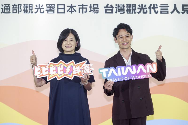 交通部觀光署長陳玉秀（左）17日在記者會宣布「日本國民男神」妻夫木聰（右）再度擔任日本市場台灣觀光形象代言人，兩人在台前一同合影