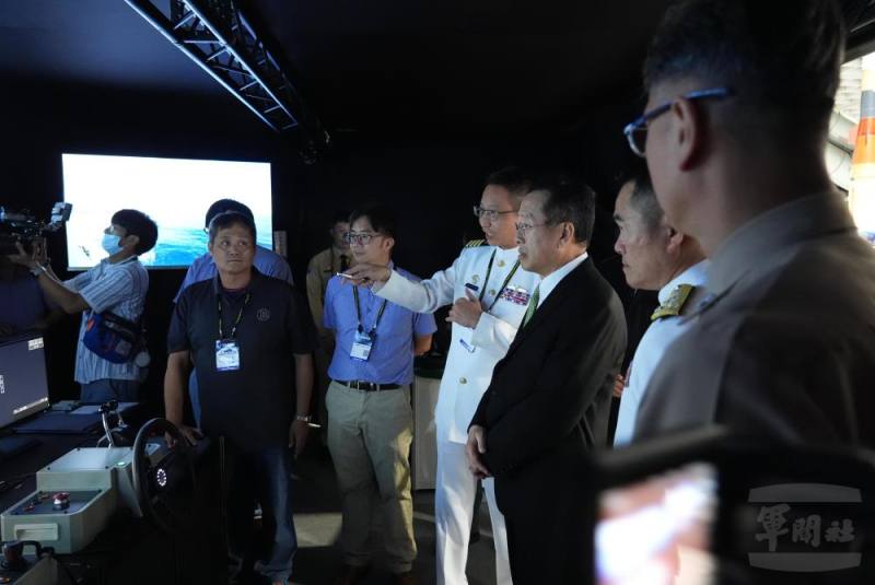 專人向顧部長解說操船模擬機