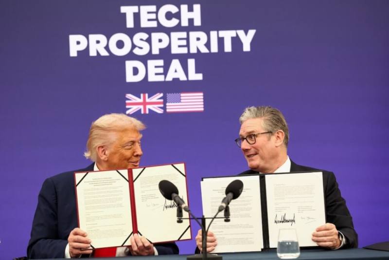 美國總統川普（左）18日與英國首相施凱爾（右）正式簽署科技夥伴協議。（路透社）