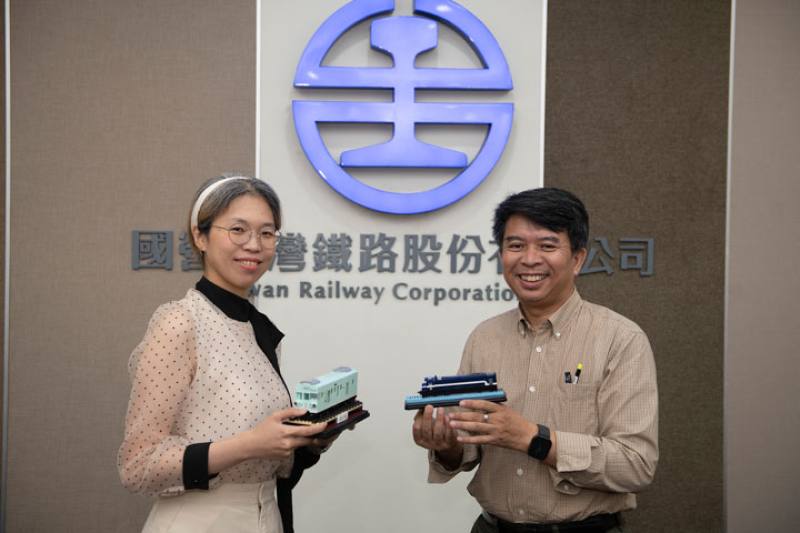 台鐵人只要提起觀光列車，眼神就充滿自信，圖為營業處科長葉宇倩（左）與機務處科長張崇光（右）