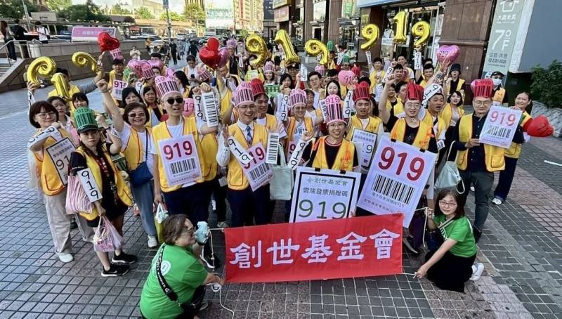 永續環保意識抬頭，越來越多人習慣將發票存入載具，但隨之而來的，還有捐贈意願降低。為不讓愛心流失，創世基金會18日號召志工在台北街頭化身「條碼人」，提醒民眾透過掃「愛心條碼」即可捐出電子發票。（創世基金會提供）