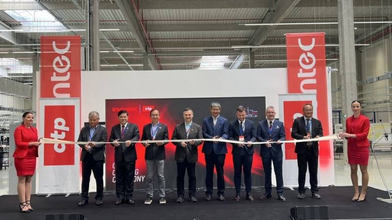 駐捷克代表陳立國（左3）17日應邀出席台灣科技大廠英業達在捷克布爾諾新廠開幕典禮。英業達2006年進駐捷克，此次擴廠彰顯台商在捷克穩健投資與長期投入的實質行動。（駐捷克代表處提供）