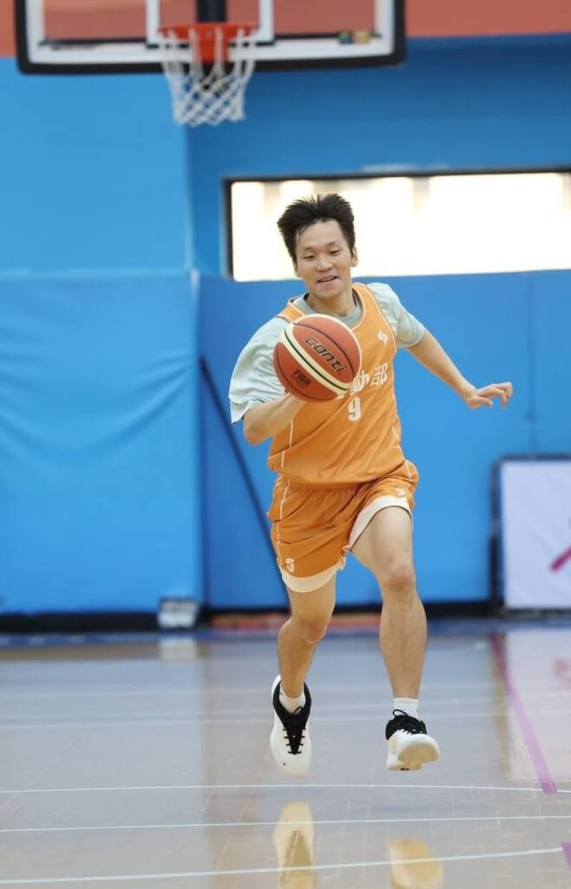 運動部長李洋（圖）19日帶隊征戰2025新聞盃籃球賽，與籃球記者聯隊進行交流賽，李洋展現球技拿下5分，助隊以36比27獲勝。（新聞盃籃球賽提供）