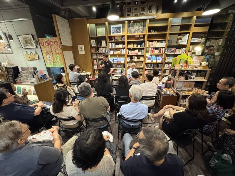 文學史學者陳芳明到訪新加坡，18日出席在草根書室的座談會，吸引眾多民眾與會