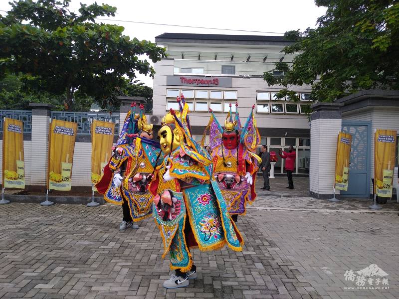 Thompson 23烘焙奶茶坊熱烈開幕，僑委會致贈之電音三太子歡樂呈現在奈國的首場表演，炒熱現場氣氛。