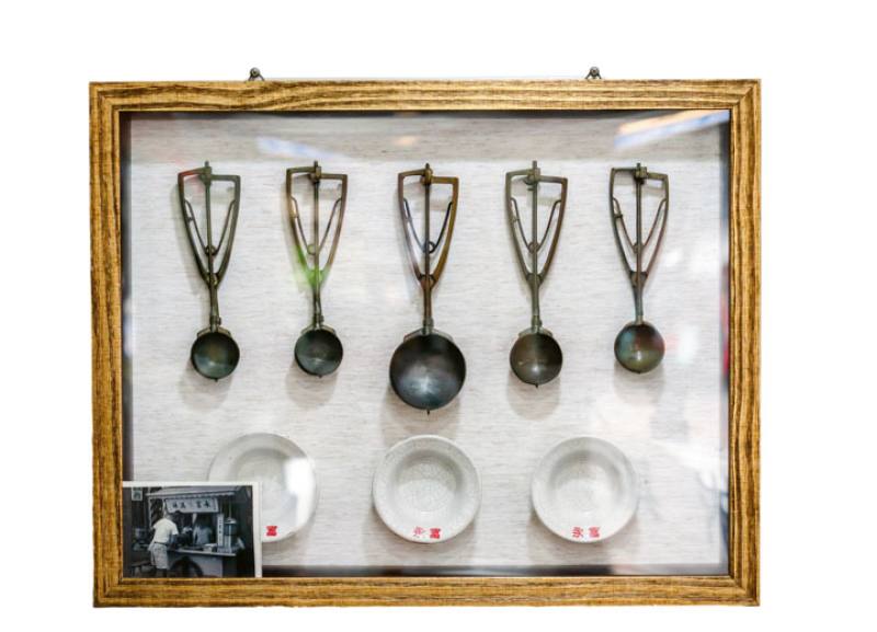 牆上展示著的冰杓與瓷碗，是永富冰淇淋的寶物