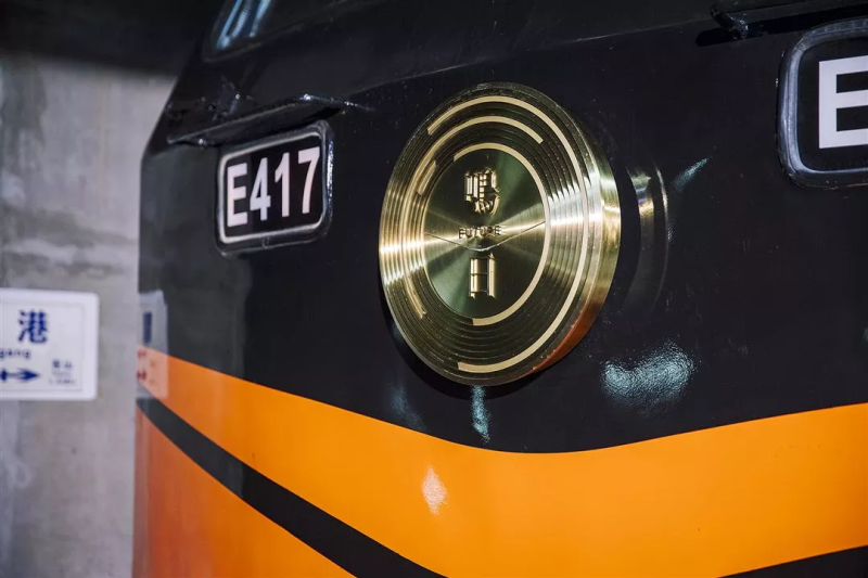 鳴日號的金屬車頭牌與致敬柴油車頭的V字線條，具設計感的外觀，吹響美學復興的號角