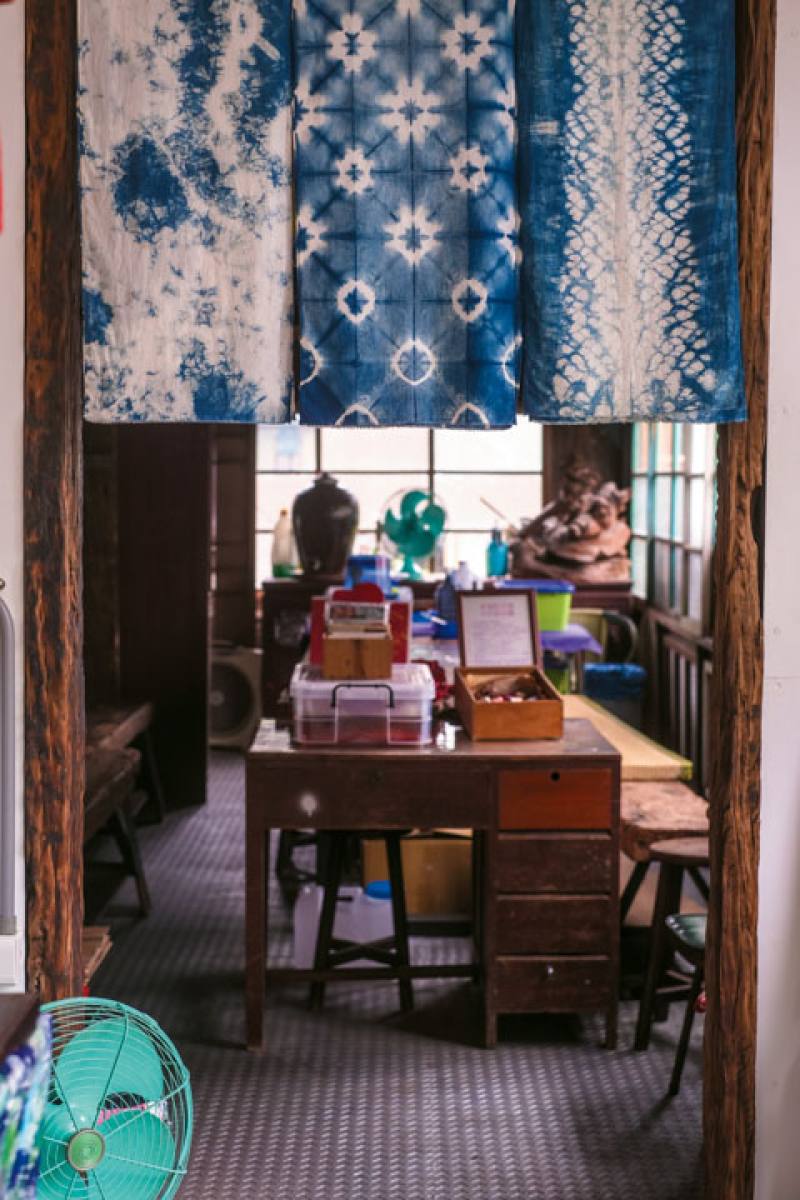 靛藍染料在布料上呈現從淺藍到深藍的漸層溫潤感