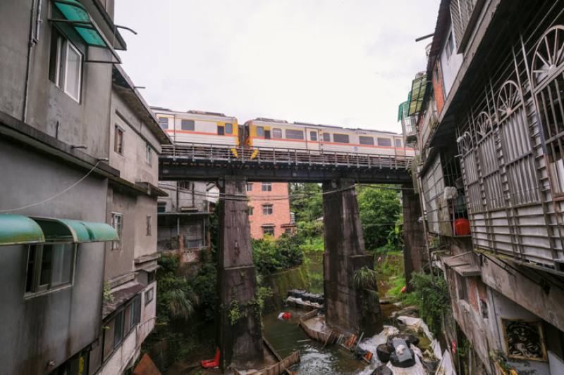 平溪支線穿梭於老街、民宅之間