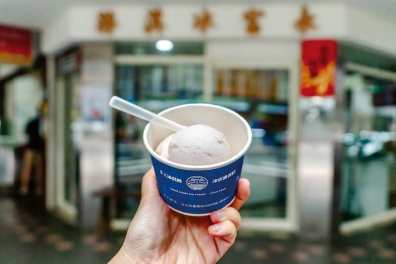 永富冰淇淋至今供應芋頭、紅豆、雞蛋、花生、檸檬、草莓、百香果、李鹹、桂圓九種口味，但最經典雋永的還是古早的芋頭口味