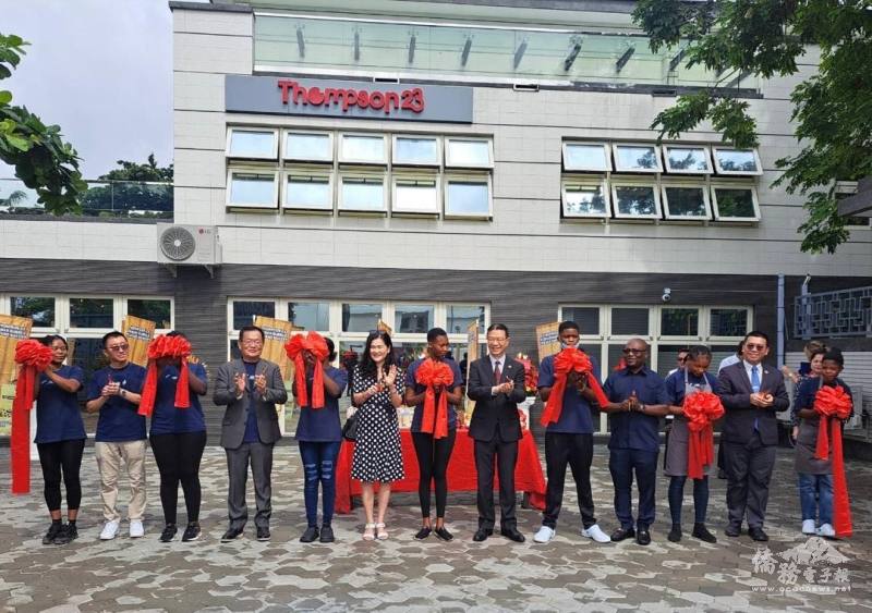 吳孟宗（左4）、劉翼平夫婦（右6、左6）等人於開幕儀式剪綵，祈盼Thompson 23烘焙奶茶坊開業大吉、生意興隆。