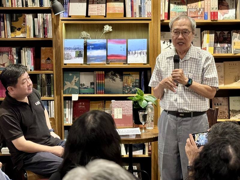 文學史學者陳芳明（右）到訪新加坡，18日出席在草根書室的座談會，分享文學創作