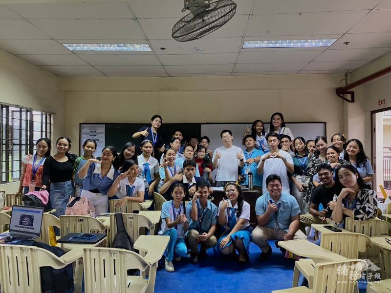 鄭品佑與當地學生合影留念